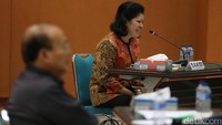 Elfida Pangaribuan bersaksi untuk suaminya, hakim tinggi di Pengadilan Tinggi (PT) Jambi (kiri) Pangeran Napitupulu yang dilaporkan menerima suap Rp 1 miliar.