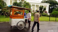 Nurhadi dan kawan-kawannya baru dipesan oleh pihak Istana tadi malam (3/1). Dan tak ada persiapan khusus bagi Nurhadi  untuk hari spesialnya ini. Dia dan teman-temannya hanya diminta untuk memakai batik.