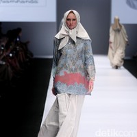 Koleksi Ria Miranda for Blibli.com mengusung tema Foresta di Jakarta Fashion Week 2017. Senayan City. Jakarta. [Foto: Mohammad Abduh/Wolipop]