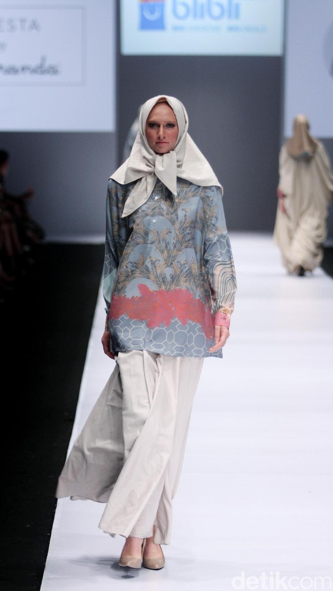 Koleksi Ria Miranda for Blibli.com mengusung tema Foresta di Jakarta Fashion Week 2017. Senayan City. Jakarta. [Foto: Mohammad Abduh/Wolipop]