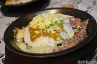 Wakacao: Hangat Gurih, Nasi Hot Plate Komplet Berbumbu Rendang dan Kari