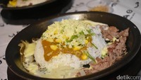 Selain rendang, Anda juga bisa menikmati nasi pulen dengan potongan daging telur dan serutan keju mozarella. Makin enak disiram dengan bumbu kari dibagian atasnya.