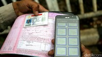 Polisi memasukkan data tilang pada aplikasi tilang online.