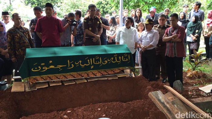 Mahfud MD hingga Bambang Widjojanto Datang ke Pemakaman Asep Rahmat