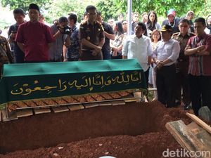 Mahfud MD hingga Bambang Widjojanto Datang ke Pemakaman Asep Rahmat