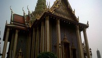 Sempatkan juga berkunjung ke Grand Palace. Inilah pusat kerajaan dan spiritual Thailand yang jadi tempat ikonik di Bangkok (Widi Arini/dTraveler)