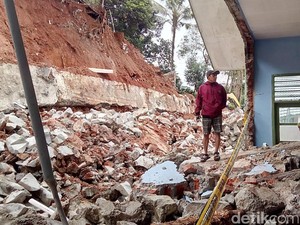 Ruang Kelas SMPN 19 Tangsel Tertimbun Longsor