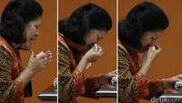 Kolase 3 foto saat Elfida Pangaribuan menangis.