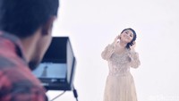 Ia sedang mengerjakan video klip dari lagu yang terinspirasi dari rasa rindu dan kecintaan terhadap anaknya itu. Pool/Noel/detikFoto.