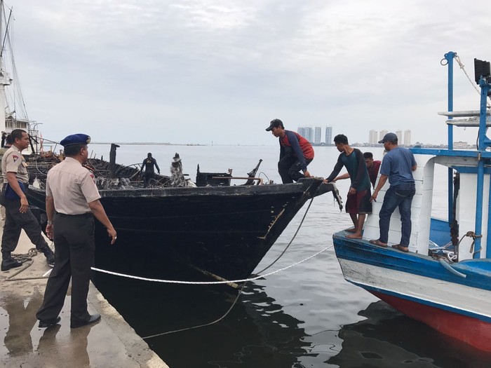 Bangkai Kapal KM Zahro yang Terbakar Ditarik ke Dok Kali Asin
