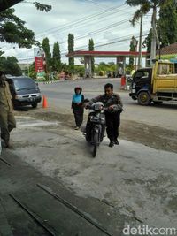 Saat Polisi di Rembang Merangkap Jadi Montir Bantu Wisatawan