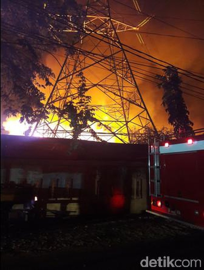 Lapak Terbakar di Rawa Buaya Jakbar, 18 Unit Damkar Diturunkan