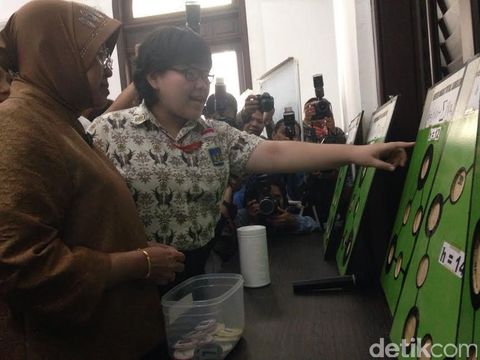 Risma dan para siswa di Balai Pemuda