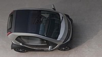 Meski sekilas mirip Renault Twizy, Eli Zero berukuran lebih besar.