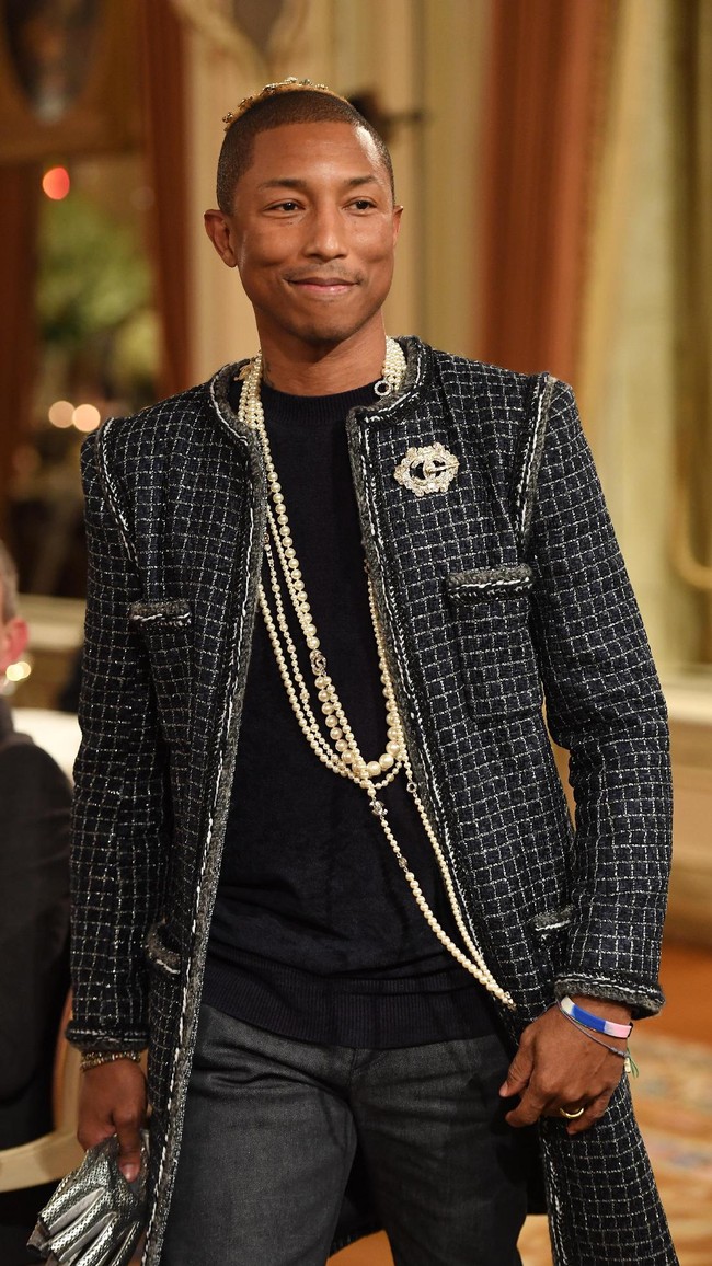 Sama seperti Eminem, Pharell William juga berusia 44 tahun. Pelantun Happy ini juga masih terlihat ganteng dan muda dengan penampilannya yang kekinian. Foto: Pascal Le Segretain/Getty Images