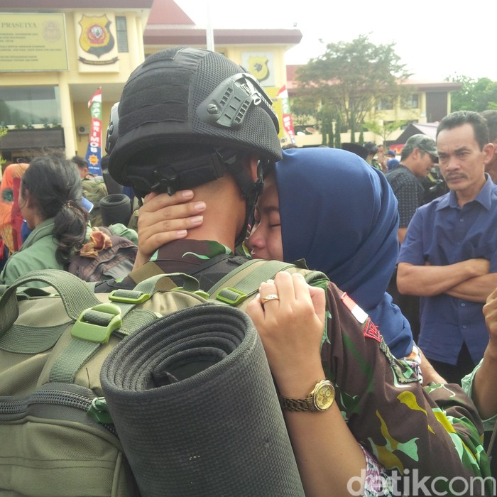 Isak Tangis Keluarga Lepas 120 Brimob Polda Jabar BKO ke Papua