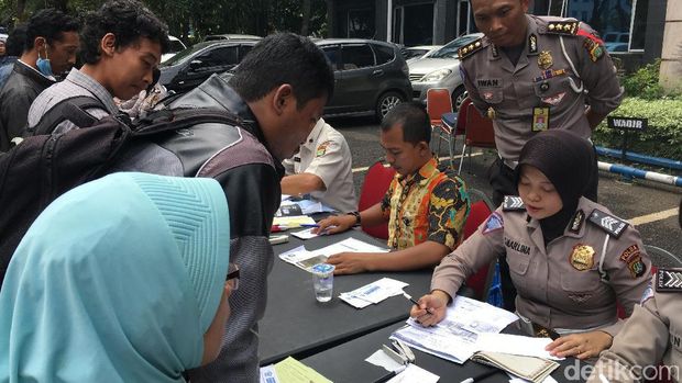 Jelang Kenaikan Tarif, Ribuan Warga Antre Urus BPKB