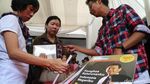 Buku dan Merchandise Ahok Laris Terjual