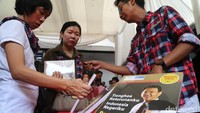 Para pembeli yang hadir merupakan sejumlah pendukung dan simpatisan.