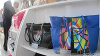 Untuk wanita, terdapat berbagai tas dengan warna yang menggemaskan serta tertera gambar Burj Khalifa. harganya dibanderol mulai dari AED 131 atau setara Rp 475 ribu (Afif/detikTravel)