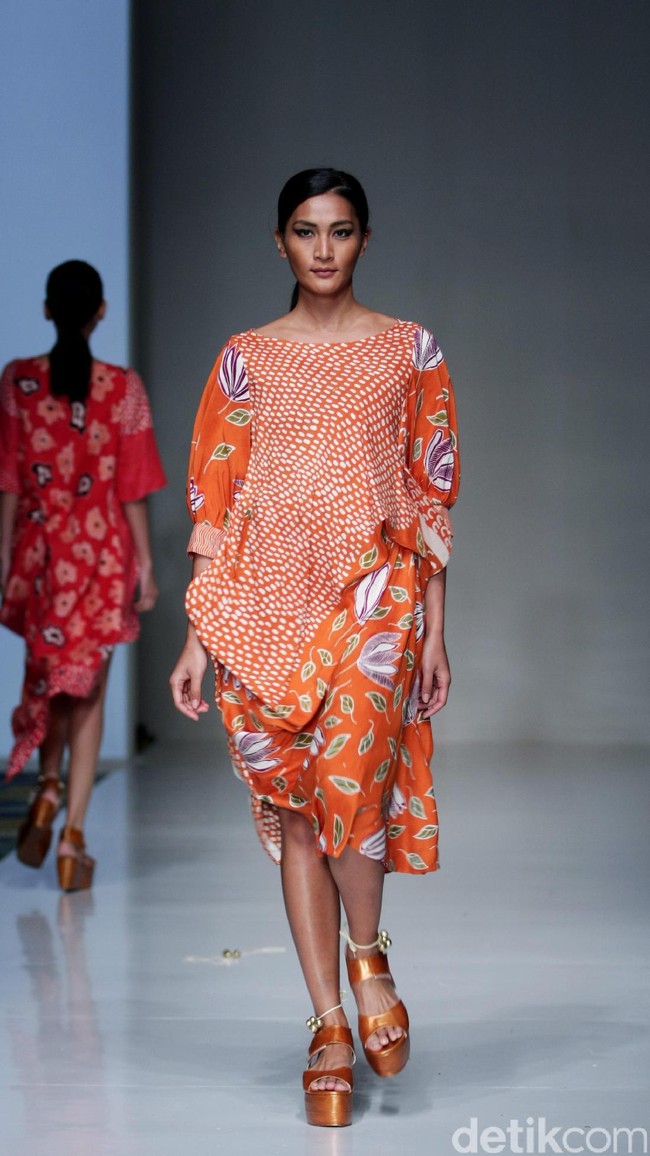 Koleksi busana Carmanita mengusung tema Love di IPMI Trend Show 2017. The Hall Lt. 8, Senayan City. Jakarta. [Foto: Mohammad Abduh/Wolipop]