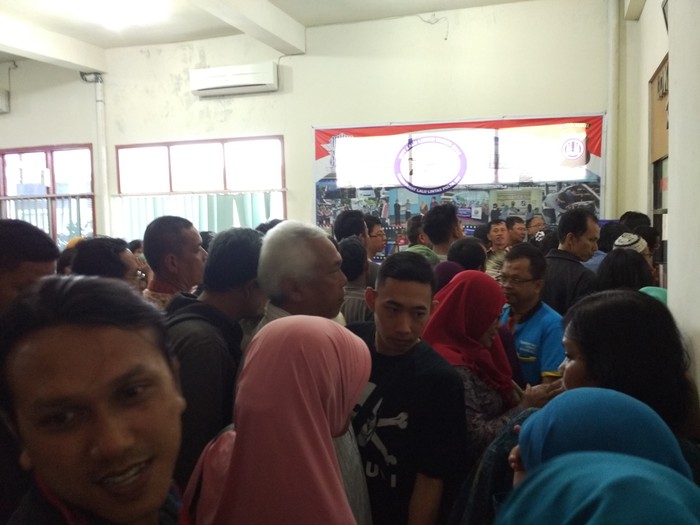 Jelang Tarif STNK Naik, Samsat Yogya Diserbu Ribuan Orang