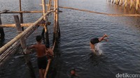 Mereka tampak ceria dan bahagia.