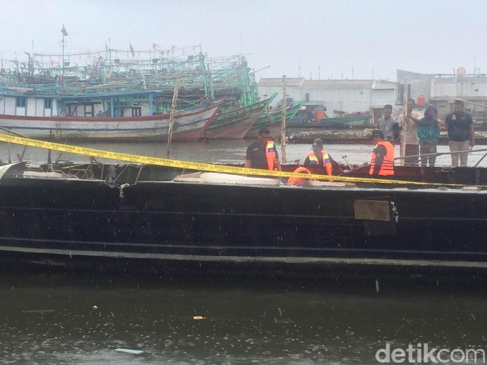 Puslabfor dan KNKT Olah TKP KM Zahro di Tengah Hujan