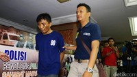 Petugas polisi tengah menunjukan tersangka Ius Pane kepada media.