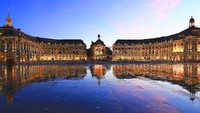 Lupakan Paris, saatnya kamu menjelajahi Kota Bordeaux. Kota ini memiliki monumen bersejarah, bangunan-bangunan ikonik,dan makanan Prancis yang menggoyang lidah para turis. Katedral Saint Andre, Grat Bell Bordeaux dan Grand Theatre de Bordeaux berada dekat dan bisa dicapai dengan berjalan kaki (Thinkstock)