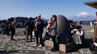 Foto: Di dekat toko suvenir sekitar Kawah Owakudani, penampakan Gunung Fuji pun menjadi latar foto favorit traveler. Banyak yang asyik berfoto di sana (Kurnia/detikTravel)