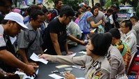 Polisi melayani warga yang akan mengurus STNK dan BPKB.