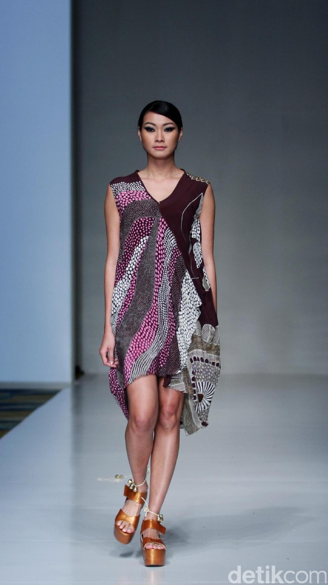 Koleksi busana Carmanita mengusung tema Love di IPMI Trend Show 2017. The Hall Lt. 8, Senayan City. Jakarta. [Foto: Mohammad Abduh/Wolipop]