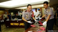 Kapolda saat memperlihatkan barang bukti ke hadapan media.