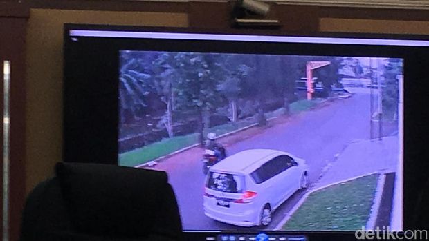 Polisi Putar Rekaman CCTV Perampokan di Pulomas