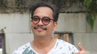Berada di balik layar, Indra pun terlihat lebih bebas bergaya. Foto: Ismail/detikHOT