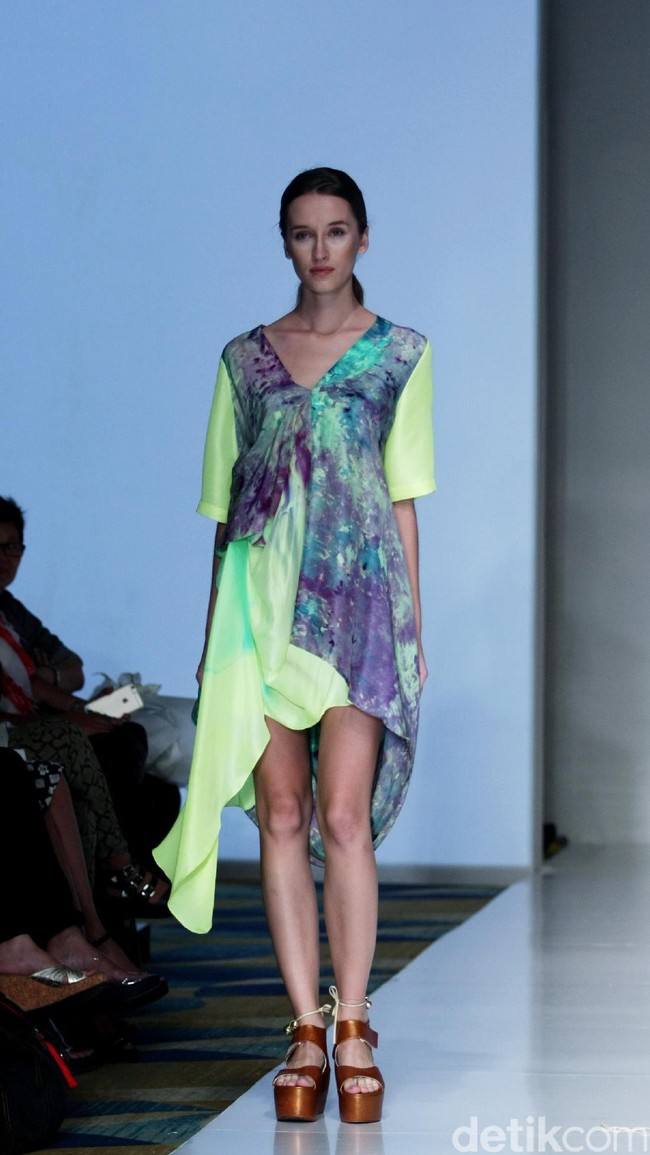 Koleksi busana Carmanita mengusung tema Love di IPMI Trend Show 2017. The Hall Lt. 8, Senayan City. Jakarta. [Foto: Mohammad Abduh/Wolipop]