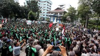 Massa driver GrabBike berorasi meminta bertemu dengan manajemen GrabBike untuk membahas sharing fee.