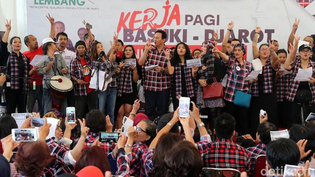 Ahok bernyanyi bersama Oppie Andaresta 