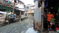 Warga beraktivitas di Kampung Kebon Melati, Tanah Abang, Jakarta Pusat, Kamis (5/1/2017).