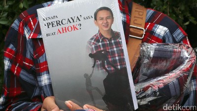 Buku dan Merchandise Ahok Laris Terjual