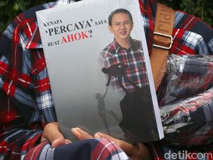 Buku dan Merchandise Ahok Laris Terjual