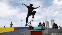 Seorang bocah tengah melompat di atas papan skate di arena skateboard park di kawasan Kalijodo, Kamis (5/1/2017).