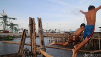 Teriakan-teriakan kegembiraan terdengar dari mulut mereka.