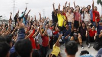 Selama syuting mereka kompak berpose dua jari di depan kamera. Mereka juga membacakan testimoni yang intinya menyebut kondisi Jakarta saat ini yang sudah bagus dan kepemimpinannya layak dilanjutkan.