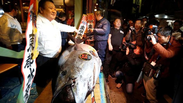 Kiyoshi Kimura bersama tuna bluefin seharga Rp 8,5 miliar
