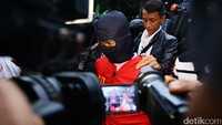 Ancaman tersebut ditulis sebuah akun Facebook di dinding halaman fans page Facebook DAAI TV. Pelaku menuliskan ancaman akan adanya bom di kantor televisi milik Yayasan Buddha Tzu Chi itu.