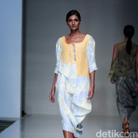 Koleksi busana Carmanita mengusung tema Love di IPMI Trend Show 2017. The Hall Lt. 8, Senayan City. Jakarta. [Foto: Mohammad Abduh/Wolipop]