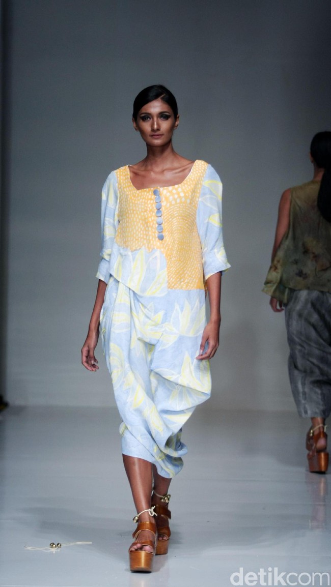 Koleksi busana Carmanita mengusung tema Love di IPMI Trend Show 2017. The Hall Lt. 8, Senayan City. Jakarta. [Foto: Mohammad Abduh/Wolipop]