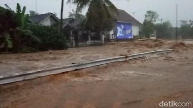 Ngerinya Banjir Lumpur di Jalur Pasuruan-Malang